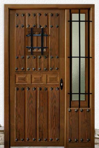 puerta de calle rústica con fijo, bentanuco y clavos